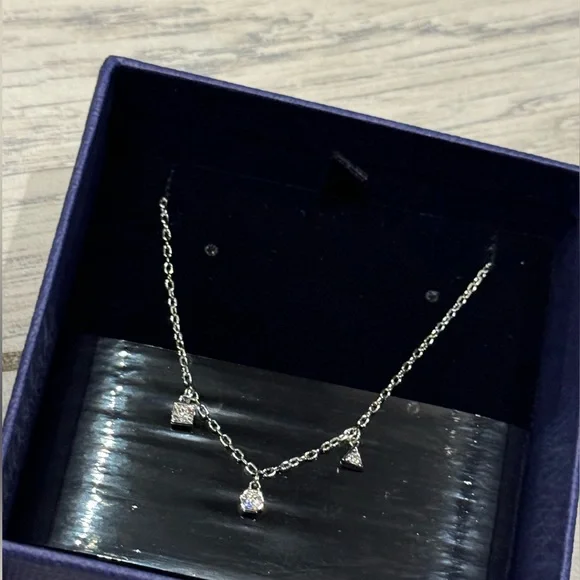 Gorgeous Swarovski Simple Necklace - Picture 4 of 7